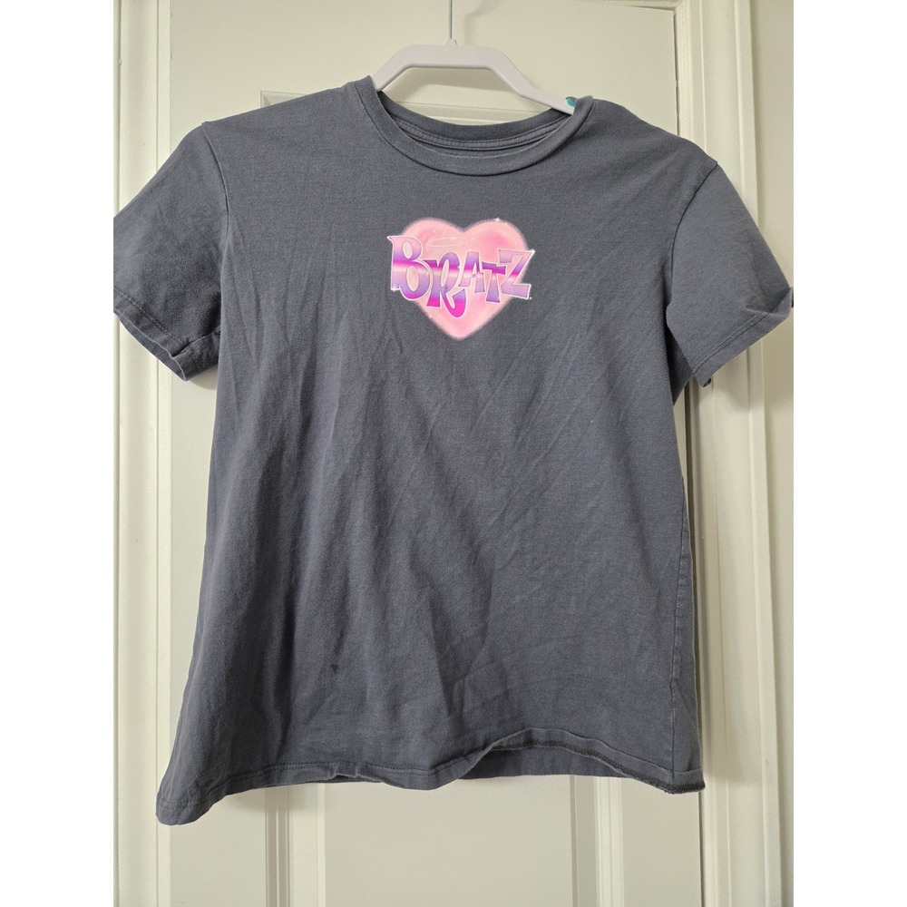 Bratz Graphic T-Shirt Charcoal Gray Pink Heart Y2K Dolls Passion For Fashion S